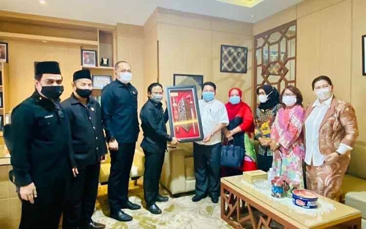 Pelajari Cara Pelestarian Budaya di Provinsi Lain, DPRD Kalteng Kunjungi Banjarmasin