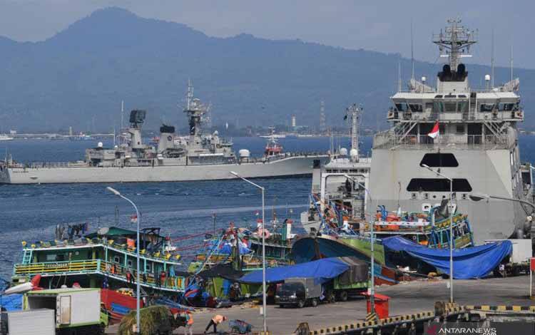 Semua Kapal TNI AL Kibarkan Bendera Setengah Tiang