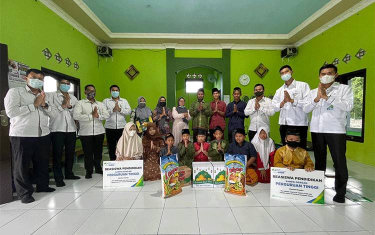 BPJAMSOSTEK Serahkan Sembako dan Santunan Beasiswa