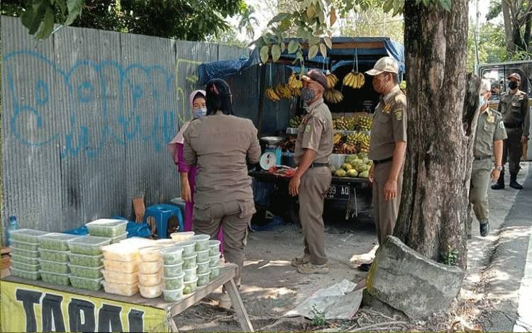 Satpol PP Palangka Raya Rutin Beri Teguran PKL Pelanggar Aturan