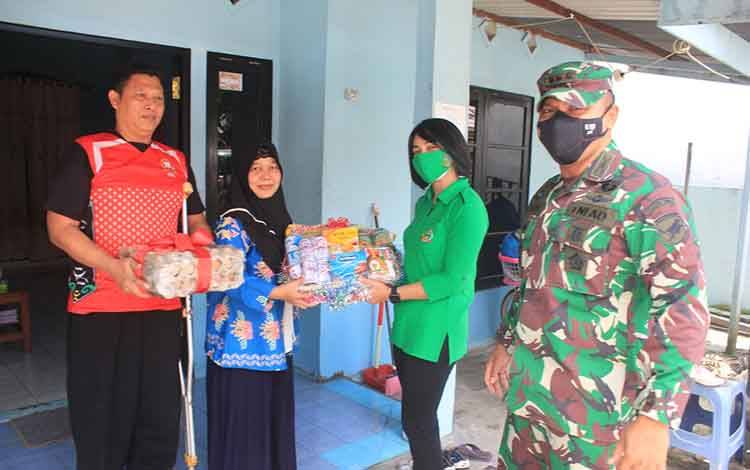 Dandim 1016 Palangka Raya Berikan Tali Asih Kepada Anggotanya yang Sakit