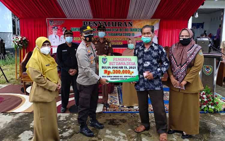 Kapolsek Seruyan Hilir Pantau Langsung Penyaluran BLT DD