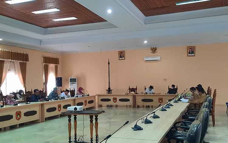 Rapat Kerja DLH dan DPRD Kobar Bahas Pengelolaan Persampahan dan Ruang Terbuka Hijau