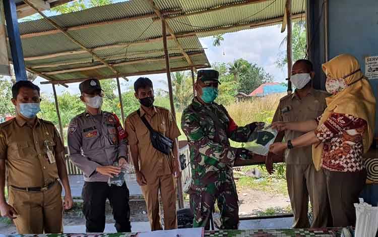 Tim PPKM Mikro Tumbang Tahai Edukasi Prokes dan Bagikan Masker untuk Warga