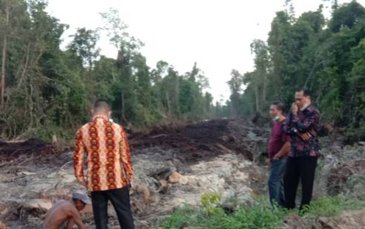 Warga Desa Rangda Bangun Jalan 12 Km Secara Swadaya
