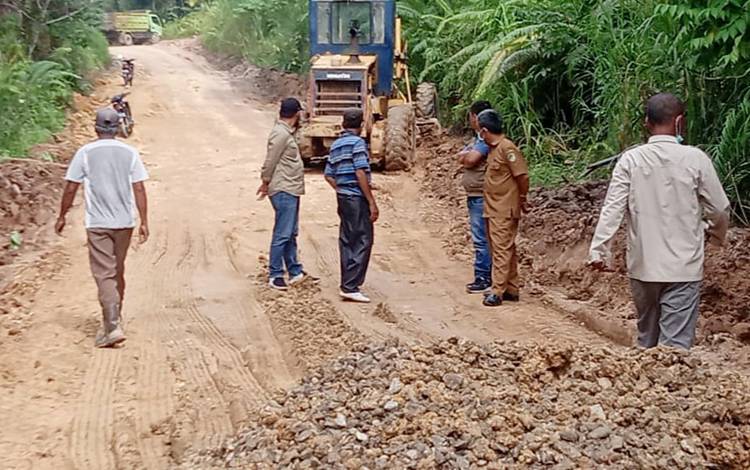 Dinas PUPR Lakukan Penanganan Darurat Kerusakan Jalan KM 34 - Simpang Benangin