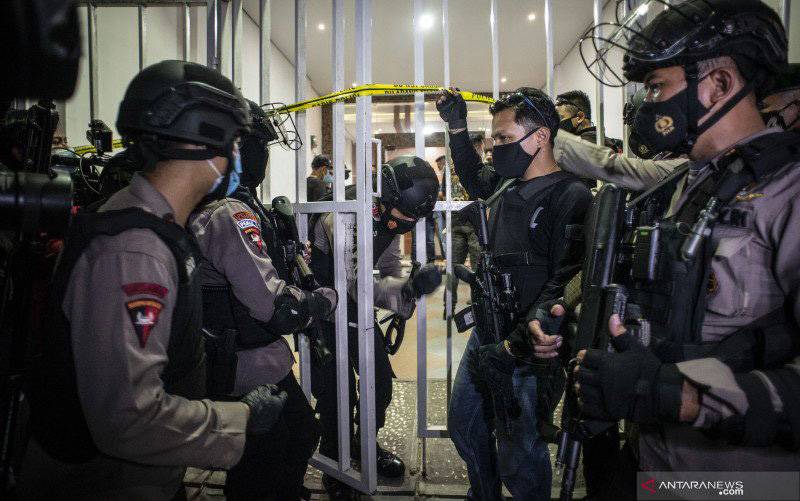Densus 88 Temukan Bahan Baku Peledak di Bekas Markas FPI