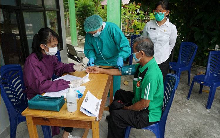 Puskesmas Kereng Bangkirai Lanjutkan Vaksinasi Lansia