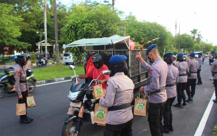Brimob Polda Kalteng Berbagi Takjil di Bundaran Besar