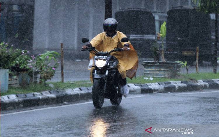 BMKG Prakirakan Hujan Lebat Guyur Sebagian Jawa, Sumatera, dan Kalimantan