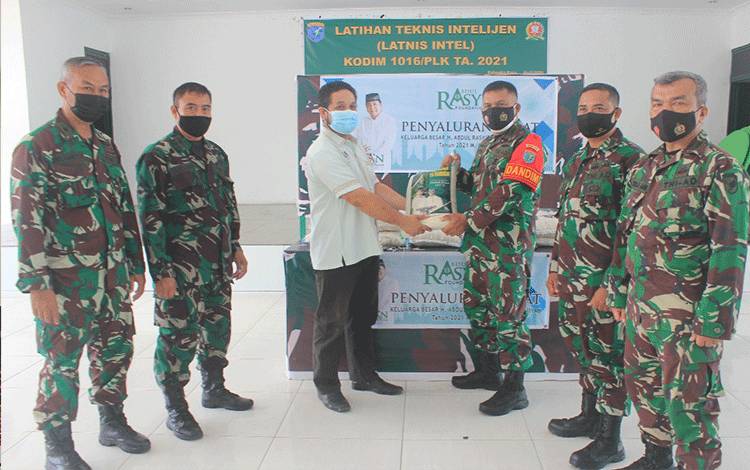 8 Ton Beras Zakat H Abdul Rasyid AS Disalurkan Melalui Kodim 1016 Palangka Raya
