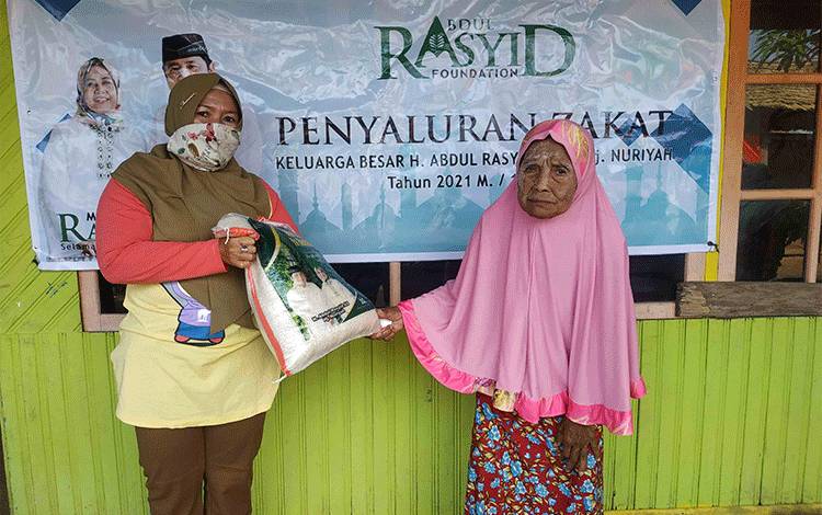 1600 Sak Beras Zakat H Abdul Rasyid AS Mulai Disalurkan di Kuala Pembuang