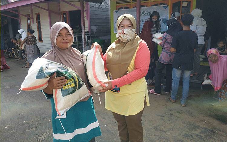 Terima Zakat H Abdul Rasyid AS Warga Kuala Pembuang Sampaikan ini