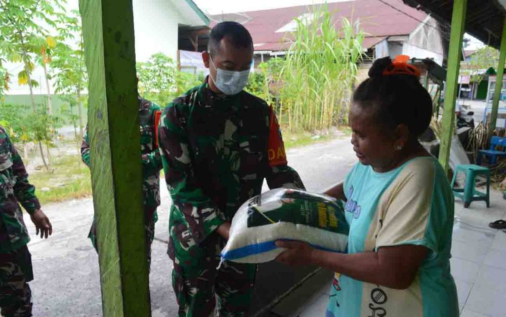 Wujud Kepedulian, Dandim Pangkalan Bun Door to Door Salurkan Bantuan Beras