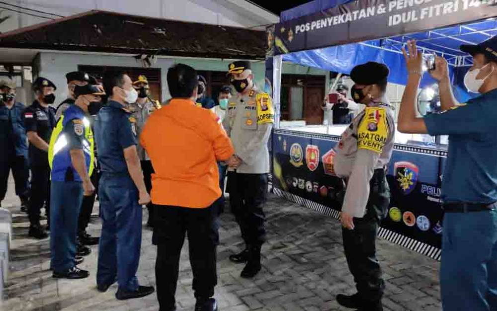 Kapolres Kobar Cek Posko Penyekatan di Pelabuhan Kumai