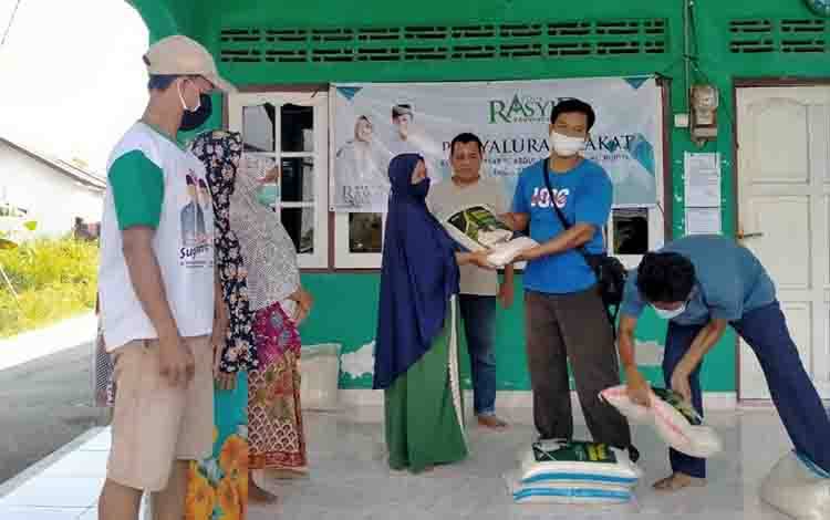 Warga Kereng Bangkirai Terima Beras Zakat H Abdul Rasyid AS
