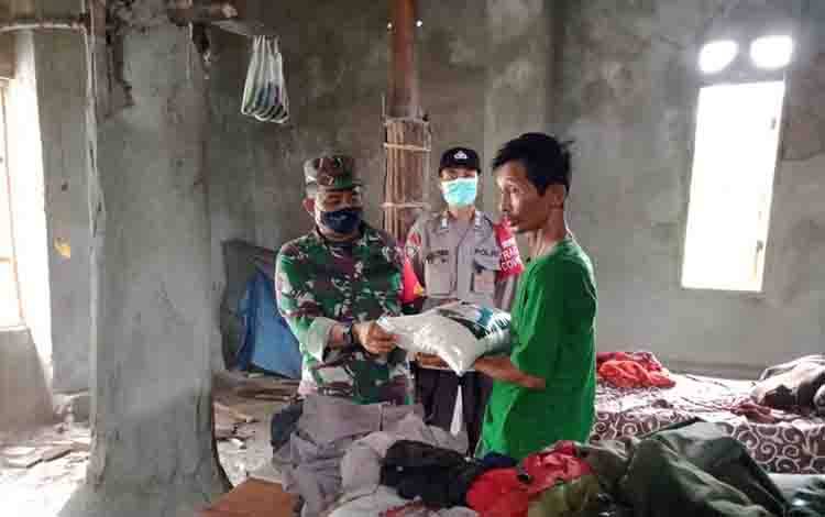 Warga Petuk Katimpun Terima Beras Zakat dari H Abdul Rasyid AS, Babinsa Serahkan dari Pintu ke Pintu