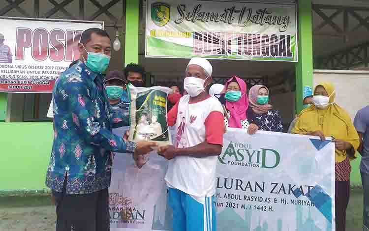 Warga Bukit Tunggal Dapat Jatah 100 Karung Beras Zakat dari H Abdul Rasyid AS