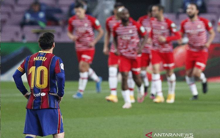 Barca Buang Peluang ke Puncak Setelah Ditumbangkan Granada