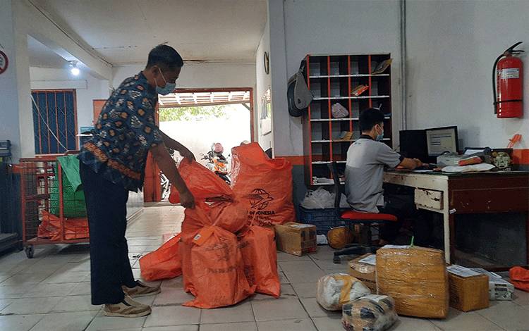 Jelang Lebaran, Pengiriman Paket Via Kantor Pos Pangkalan Bun Alami Kenaikan Signifikan
