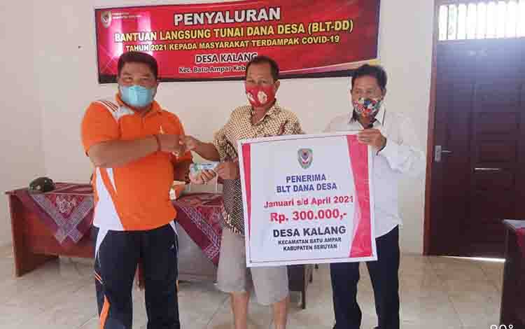Desa Kalang Salurkan BLT DD untuk Warga Terdampak Covid-19