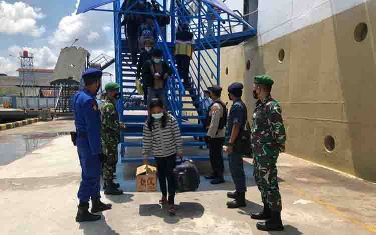 Petugas Gabungan Pastikan Penumpang Kapal Jalankan Protokol Kesehatan Covid-19