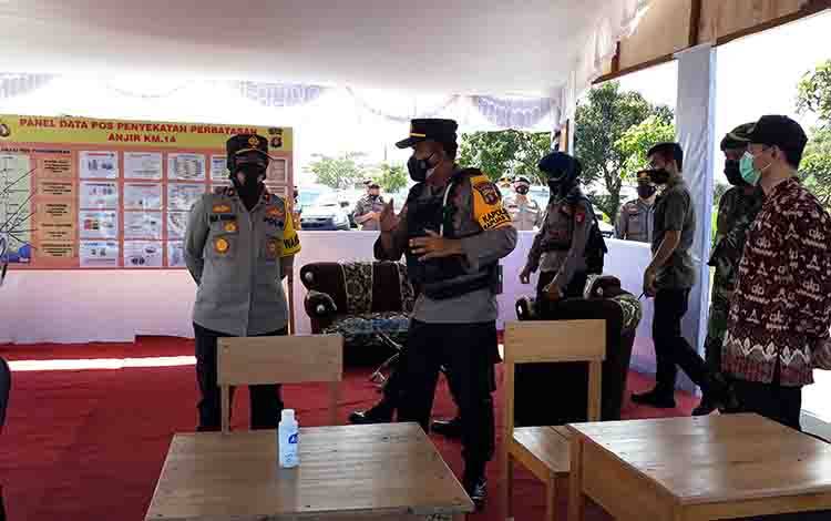 Wakapolda Kalteng Tinjau Pos Penyekatan Arus Mudik Perbatasan di Kapuas