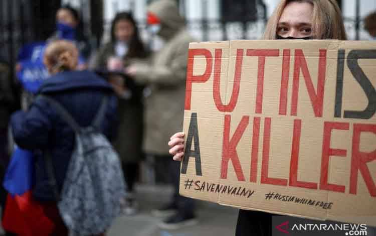 Pasukan Keamanan Rusia Tahan Pengacara Pembela Kelompok Navalny