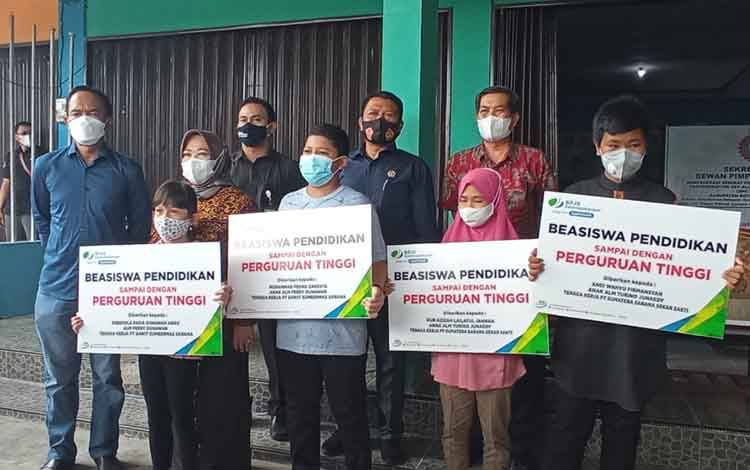 Peringati Hari Buruh, BPJS Ketenagakerjaan dan KSPSI Kobar Serahkan Manfaat Beasiswa