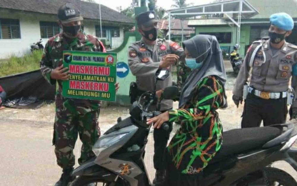 TNI - Polri Ingatkan Warga Kecamatan Kapuas Murung Gunakan Masker