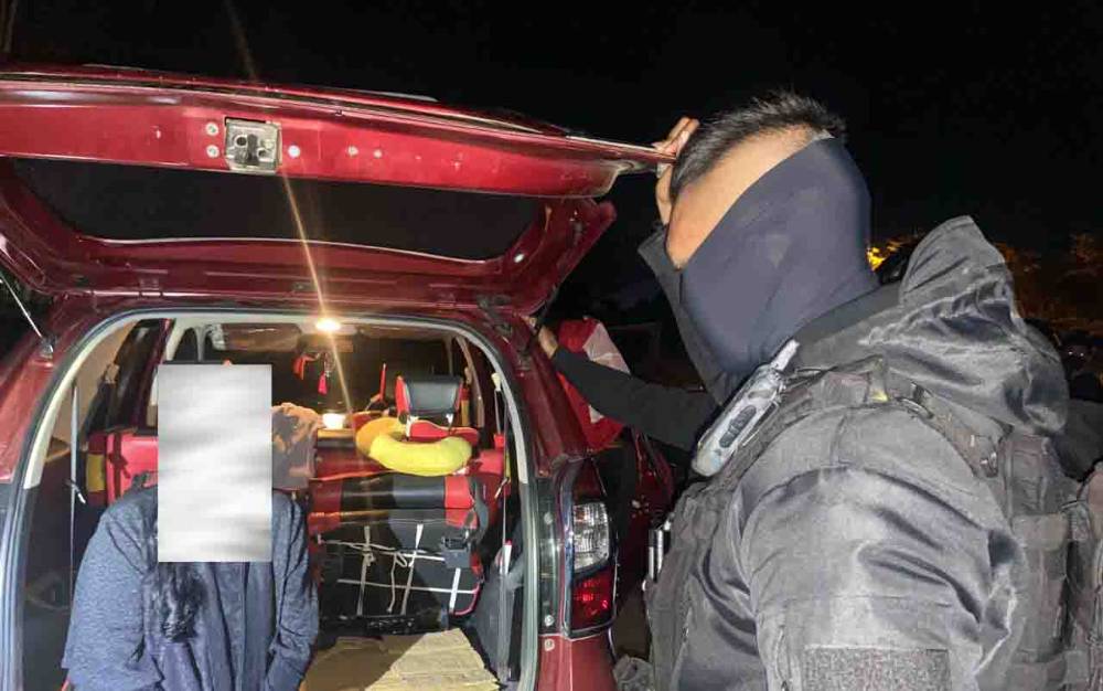 Polisi Pergoki Sepasang Pria Wanita Mesum di Mobil