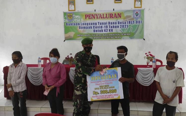 Babinsa Koramil Tewah Dampingi Penyaluran BLT Dana Desa Tahap 1