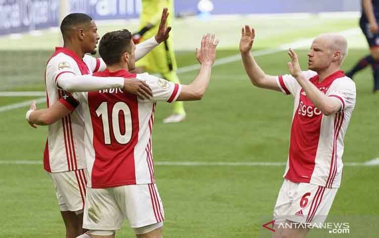 Ajax Legalisir Gelar Juara Seusai Cukur Emmen