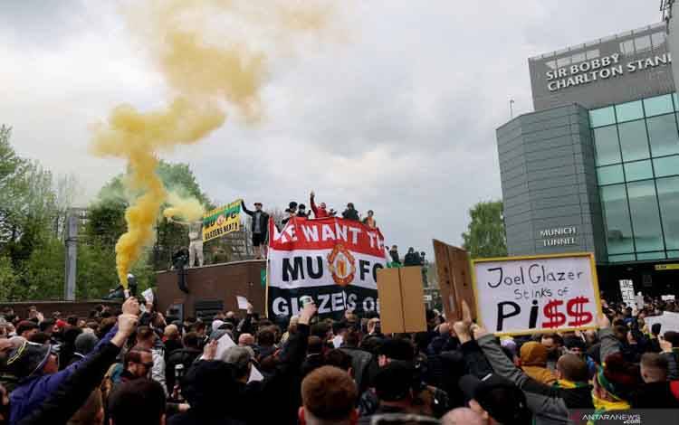 Suporter MU Demo Pemilik Klub di Old Trafford