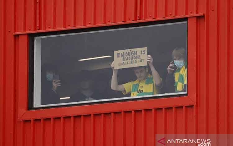 Laga MU vs Liverpool Terkatung-katung Setelah Fans Jebol Old Trafford