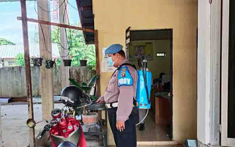 Polsek Selat Rutin Semprotkan Cairan Disinfektan Area Mako untuk Cegah Covid-19