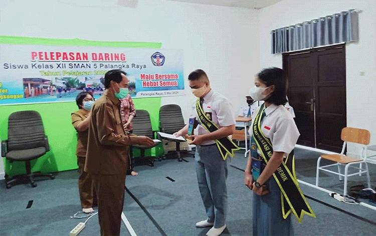 Pelepasan Siswa Kelas XII SMAN 5 Palangka Raya Dilakukan Secara Daring