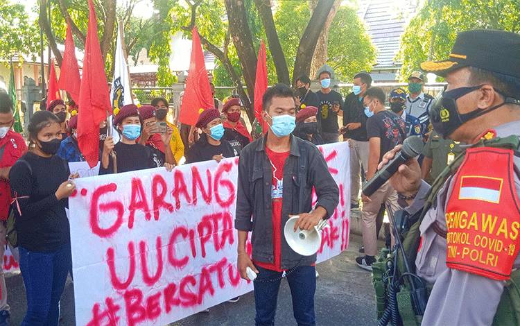 Aksi Damai Puluhan Mahasiswa Akhirnya di Jalan Katamso Palangka Raya