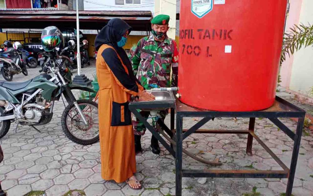 Cegah Penyebaran Covid-19 Jelang Lebaran, Babinsa Mendawai Terus Ingatkan Warga Patuhi Prokes