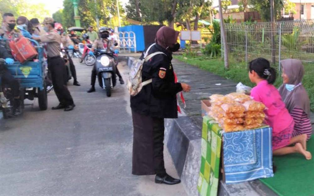 Pramuka Kapuas Bagikan Takjil dan Masker untuk Warga