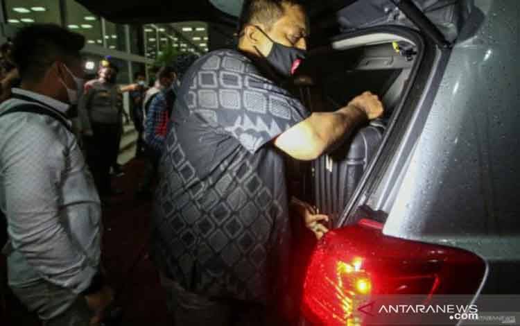KPK Amankan Barang Terkait Suap Geledah Rumah Azis Syamsuddin