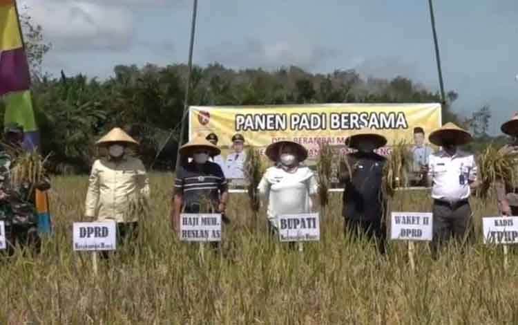Bupati Kobar Ajak Generasi Milenial Geluti Sektor Pertanian