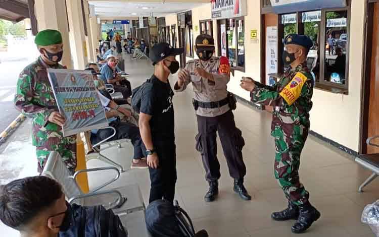 Satu Hari Jelang Larangan Mudik, Petugas Gabungan Gelar Operasi Yustisi di Bandara Lanud Iskandar Pangkalan Bun