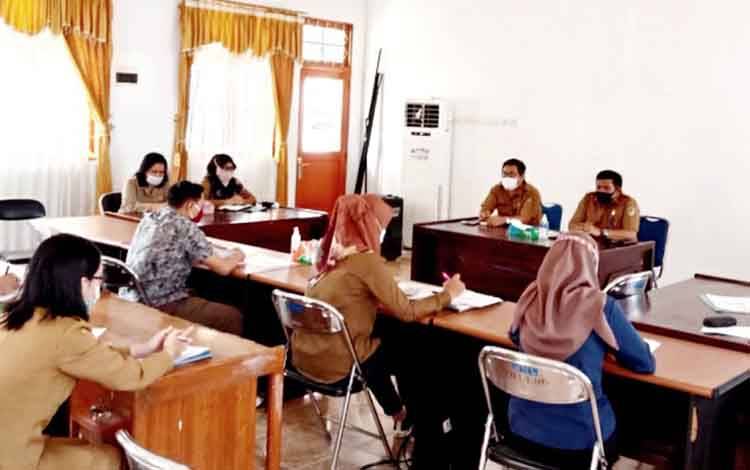Disnakertranskop dan UKM Barito Utara Gelar Rapat Evaluasi Terkait Pelaksanaan Program