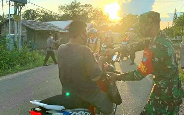 Babinsa Mandomai Bagikan Takjil untuk Warga