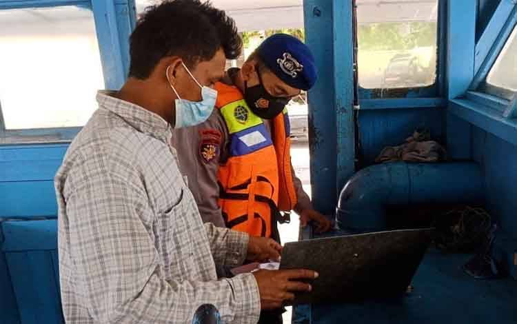 Masuk Perairan Kuala Pembuang, Kapal Barang Dicek Kelengkapannya
