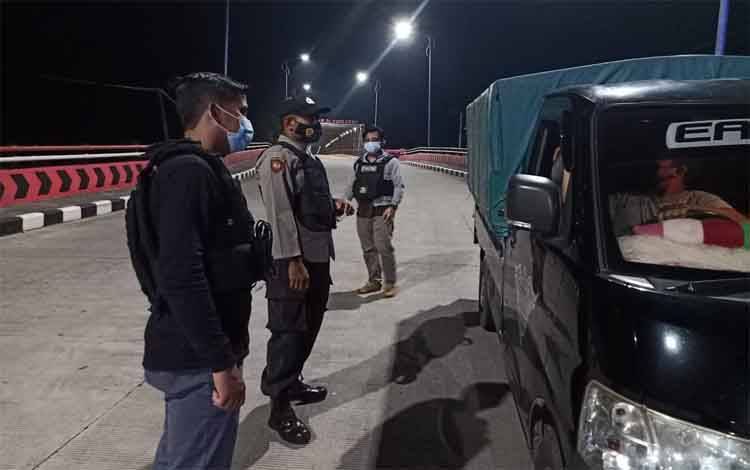 Cegah Gangguan Kamtibmas, Polisi Cek Kendaraan Masuk Kuala Pembuang