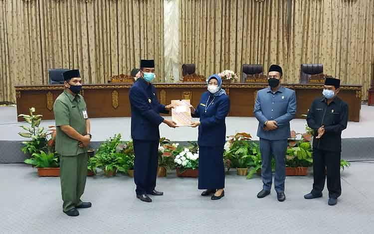 DPRD Barito Utara Serahkan Rekomendasi untuk LKPj Bupati Tahun 2020