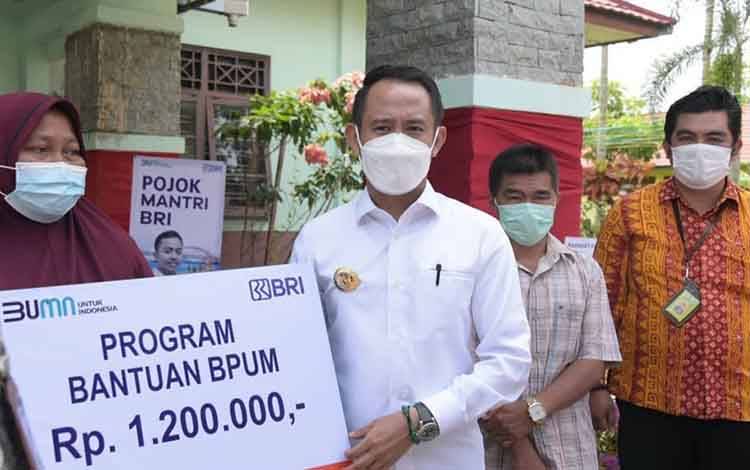 Wali Kota Palangka Raya Launching Pojok Mantri BRI dan Serahkan BPUM