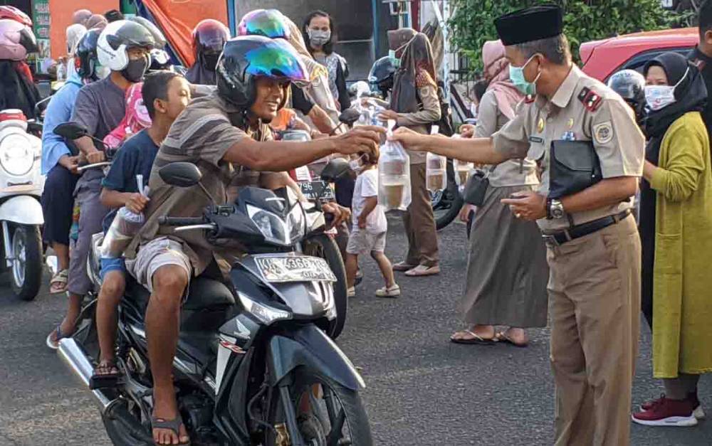 Kantor Pertanahan Seruyan Berbagi Takjil Berbuka Kepada Masyarakat